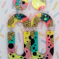 Aros colgantes arcos, multicolor y glitter dorado