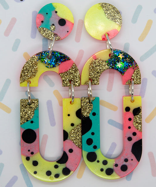 Aros colgantes arcos, multicolor y glitter dorado